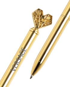 Caneta metal em formato de coração, na cor prateada, com detalhes delicados e elegantes.