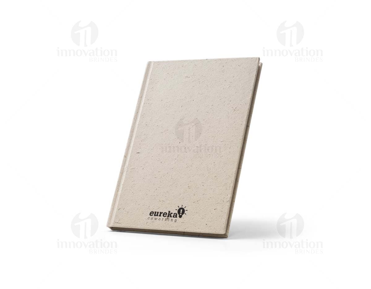 Caderno Naturefante A5 com capa estampada de elefante em tons de rosa e azul, papel pautado e elástico para fechamento.