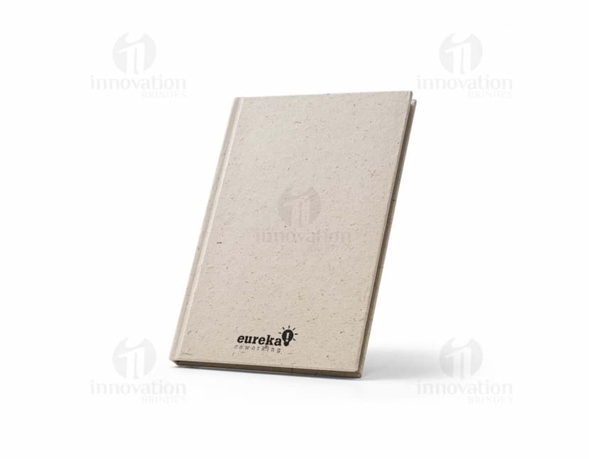 Caderno Naturefante A5 com capa estampada de elefante em tons de rosa e azul, papel pautado e elástico para fechamento.