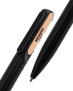 Caneta de metal com detalhe em bambu.