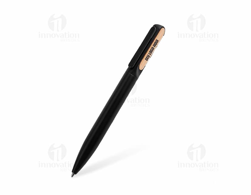 Caneta de metal com detalhe em bambu.