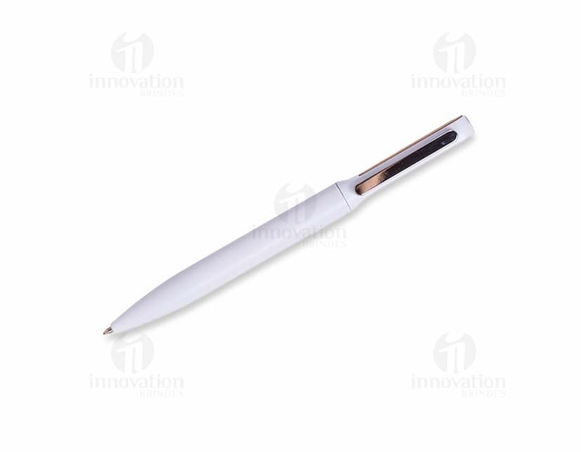 Caneta de metal com detalhe em bambu.