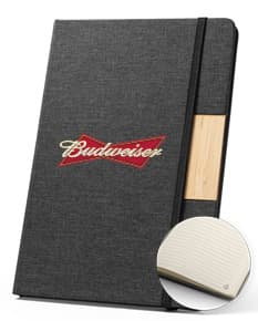 Caderno Poli A5 branco com capa dura e elástico de fechamento.