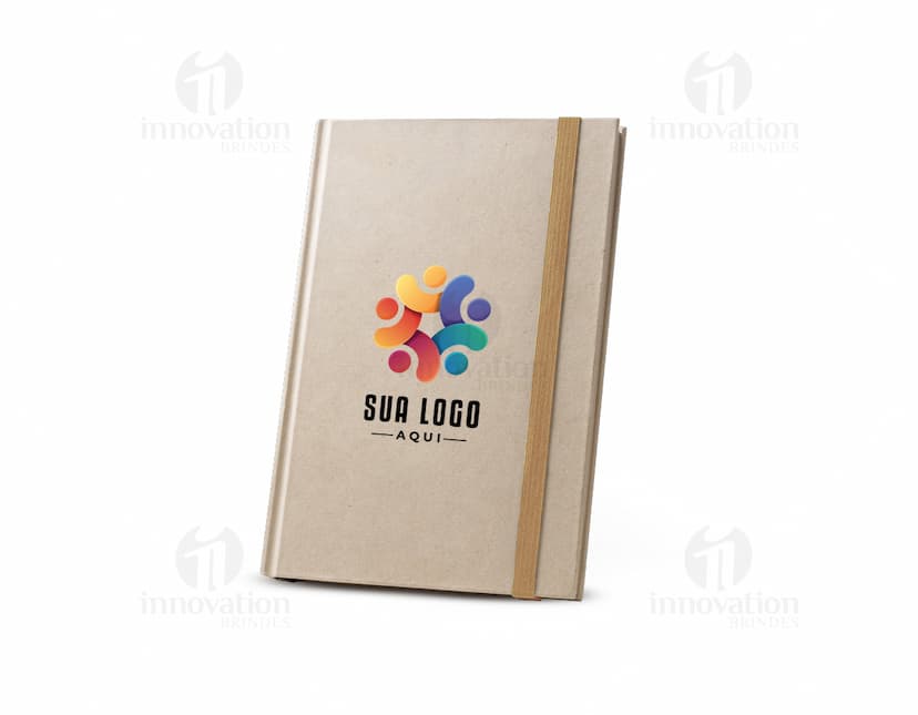 Caderno EcoCana com capa de papel reciclado e elástico azul. Interior com folhas de papel ecológico sem pauta, ideal para anotações e desenhos. Tamanho A5.