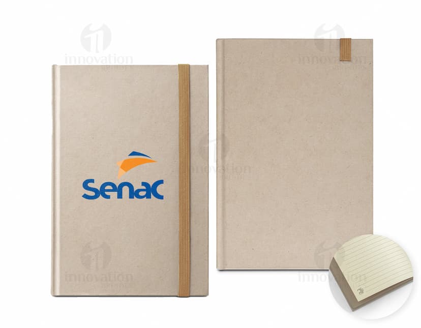 Caderno EcoCana com capa de papel reciclado e elástico azul. Interior com folhas de papel ecológico sem pauta, ideal para anotações e desenhos. Tamanho A5.