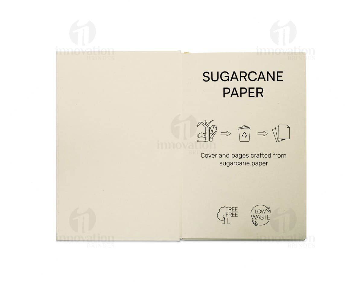 Caderno EcoCana com capa de papel reciclado e elástico azul. Interior com folhas de papel ecológico sem pauta, ideal para anotações e desenhos. Tamanho A5.