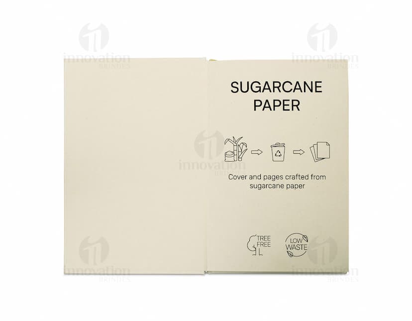 Caderno EcoCana com capa de papel reciclado e elástico azul. Interior com folhas de papel ecológico sem pauta, ideal para anotações e desenhos. Tamanho A5.