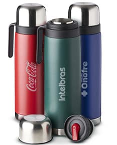 Garrafa Térmica Inox 900ml na cor prateada, com tampa rosqueável e alça para transporte.