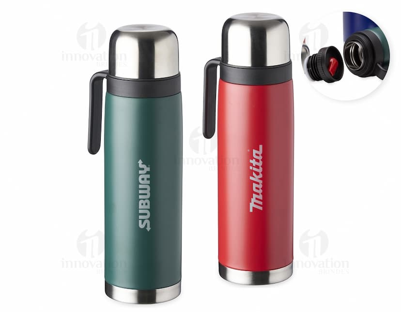 Garrafa Térmica Inox 900ml na cor prateada, com tampa rosqueável e alça para transporte.
