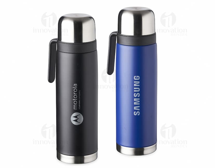 Garrafa Térmica Inox 900ml na cor prateada, com tampa rosqueável e alça para transporte.