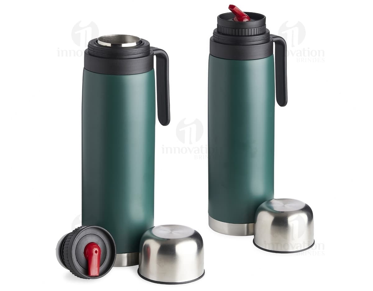 Garrafa Térmica Inox 900ml na cor prateada, com tampa rosqueável e alça para transporte.