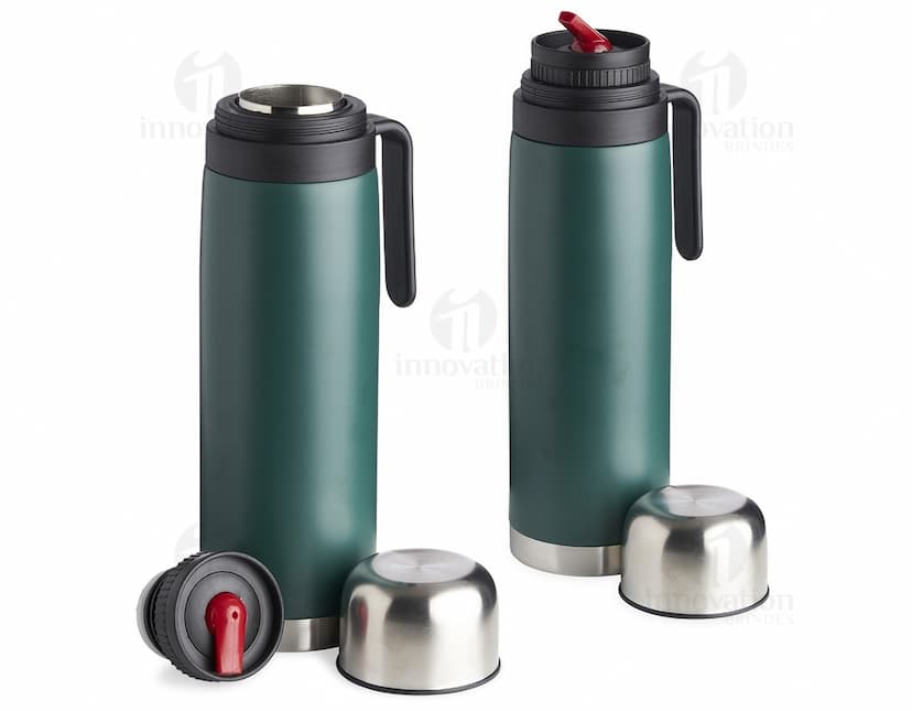 Garrafa Térmica Inox 900ml na cor prateada, com tampa rosqueável e alça para transporte.