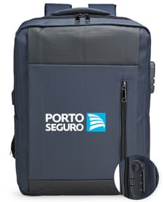 Mochila feita de material sintético PU em cor marrom, com detalhes de costura e bolsos frontais. Alças ajustáveis e fecho de zíper na parte principal.