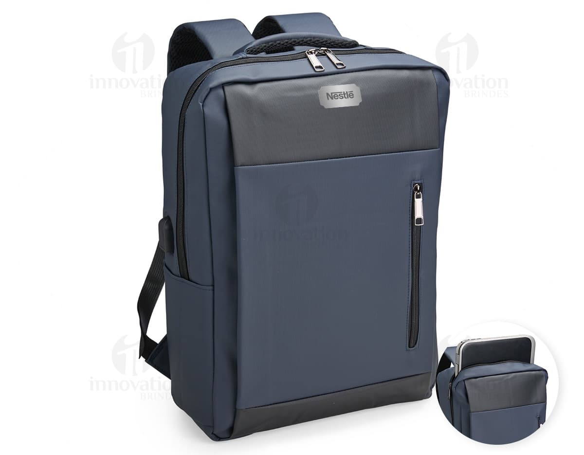 Mochila feita de material sintético PU em cor marrom, com detalhes de costura e bolsos frontais. Alças ajustáveis e fecho de zíper na parte principal.