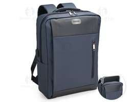 Mochila feita de material sintético PU em cor marrom, com detalhes de costura e bolsos frontais. Alças ajustáveis e fecho de