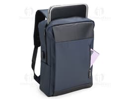 Mochila feita de material sintético PU em cor marrom, com detalhes de costura e bolsos frontais. Alças ajustáveis e fecho de