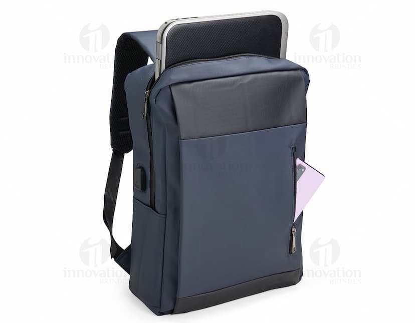 Mochila feita de material sintético PU em cor marrom, com detalhes de costura e bolsos frontais. Alças ajustáveis e fecho de zíper na parte principal.