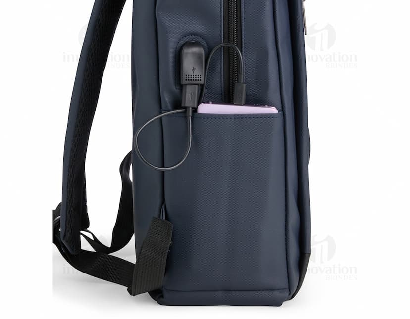 Mochila feita de material sintético PU em cor marrom, com detalhes de costura e bolsos frontais. Alças ajustáveis e fecho de zíper na parte principal.