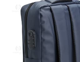 Mochila feita de material sintético PU em cor marrom, com detalhes de costura e bolsos frontais. Alças ajustáveis e fecho de