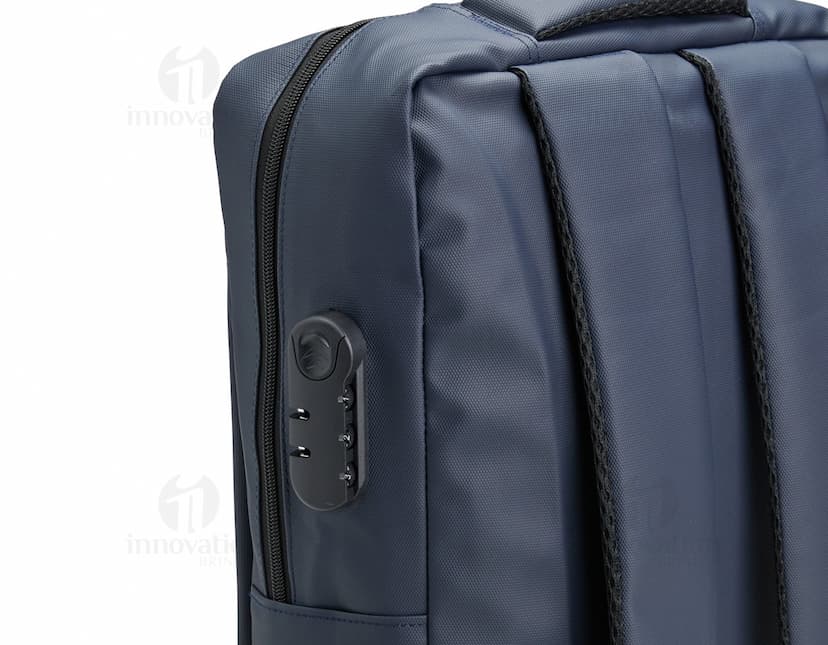 Mochila feita de material sintético PU em cor marrom, com detalhes de costura e bolsos frontais. Alças ajustáveis e fecho de zíper na parte principal.