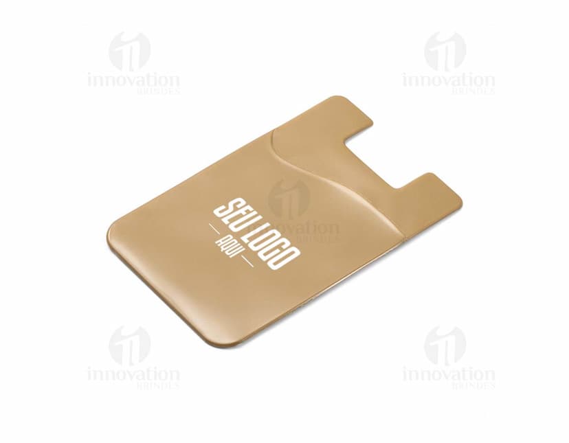 Porta cartões para celular com design minimalista na cor preta, feito em material resistente. Compartimento para até 3 cartões e adesivo para fixação na parte de trás do celular.