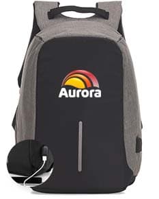 Mochila em poliéster de cor preta, com bolsos laterais e alças ajustáveis.