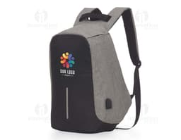 Mochila em poliéster de cor preta, com bolsos laterais e alças ajustáveis.