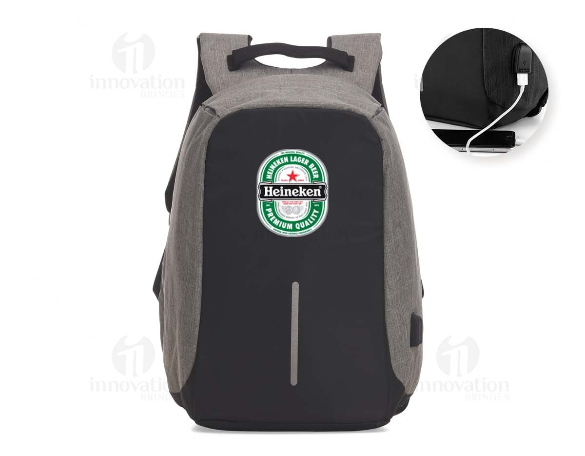 Mochila em poliéster de cor preta, com bolsos laterais e alças ajustáveis.