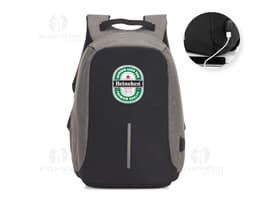 Mochila em poliéster de cor preta, com bolsos laterais e alças ajustáveis.