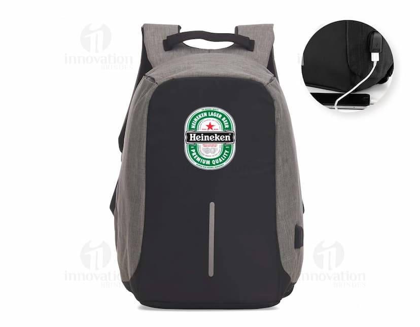 Mochila em poliéster de cor preta, com bolsos laterais e alças ajustáveis.