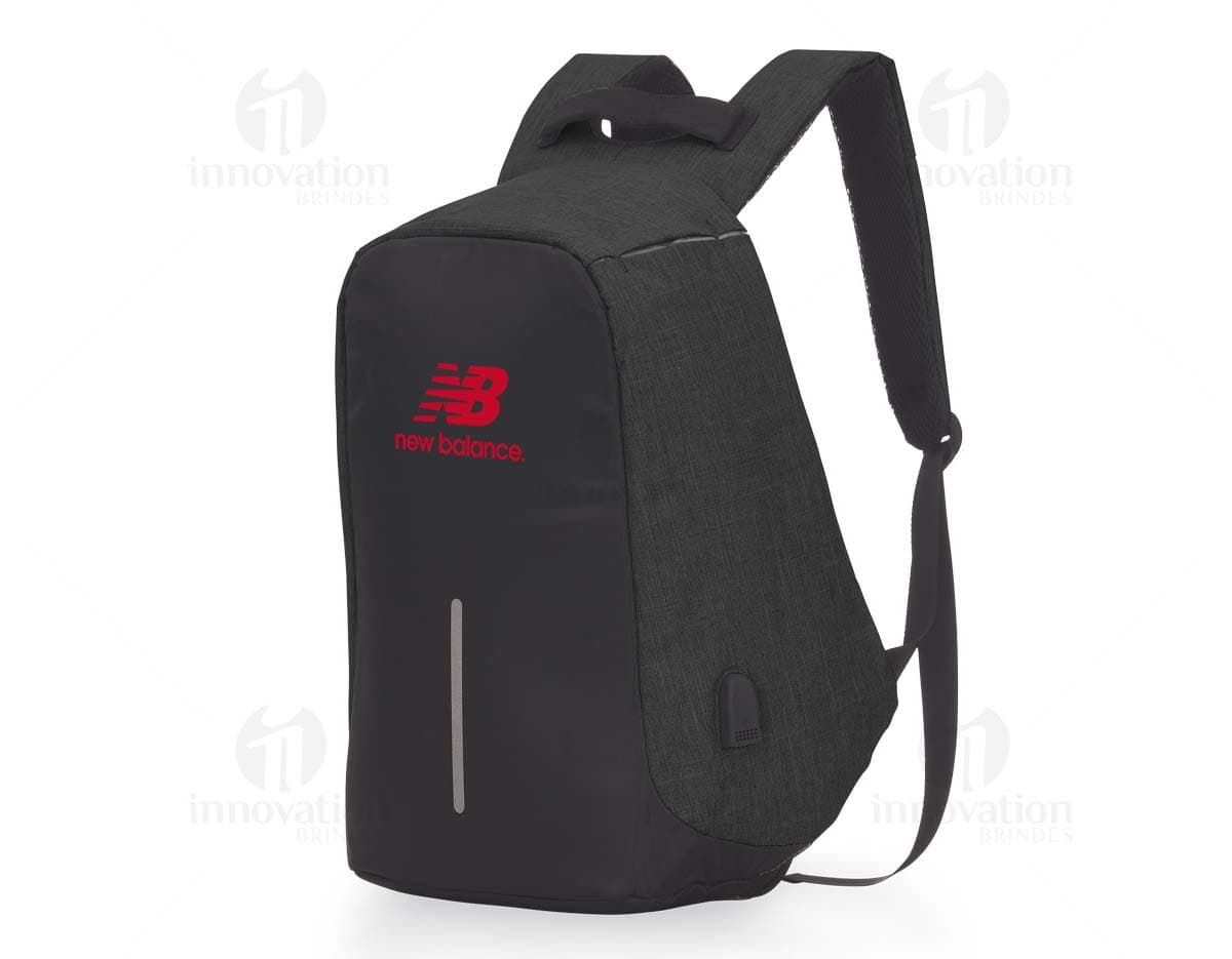 Mochila em poliéster de cor preta, com bolsos laterais e alças ajustáveis.