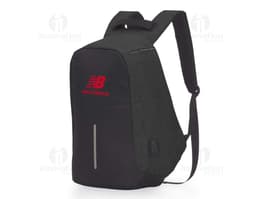 Mochila em poliéster de cor preta, com bolsos laterais e alças ajustáveis.