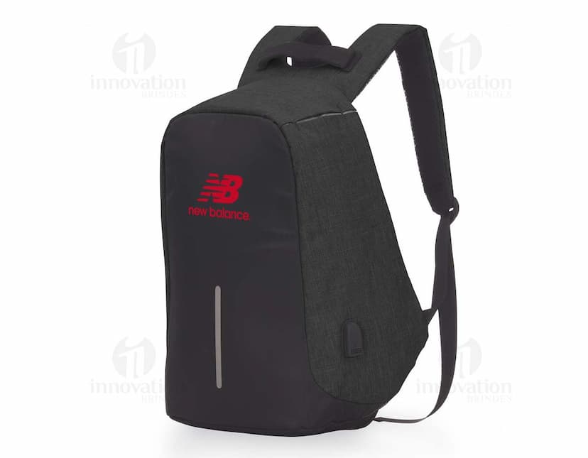 Mochila em poliéster de cor preta, com bolsos laterais e alças ajustáveis.