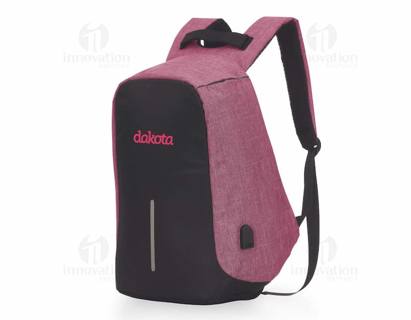 Mochila em poliéster de cor preta, com bolsos laterais e alças ajustáveis.