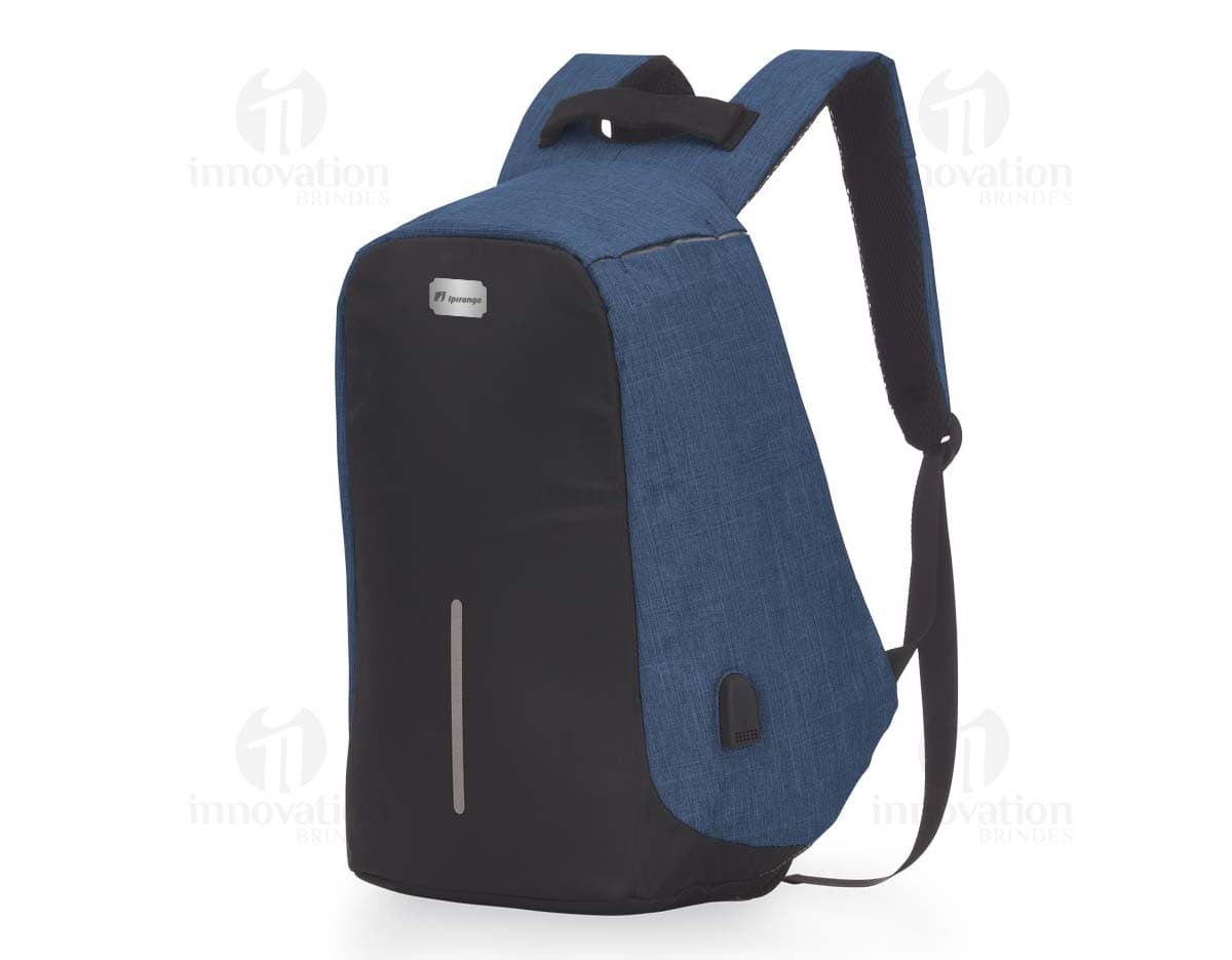 Mochila em poliéster de cor preta, com bolsos laterais e alças ajustáveis.