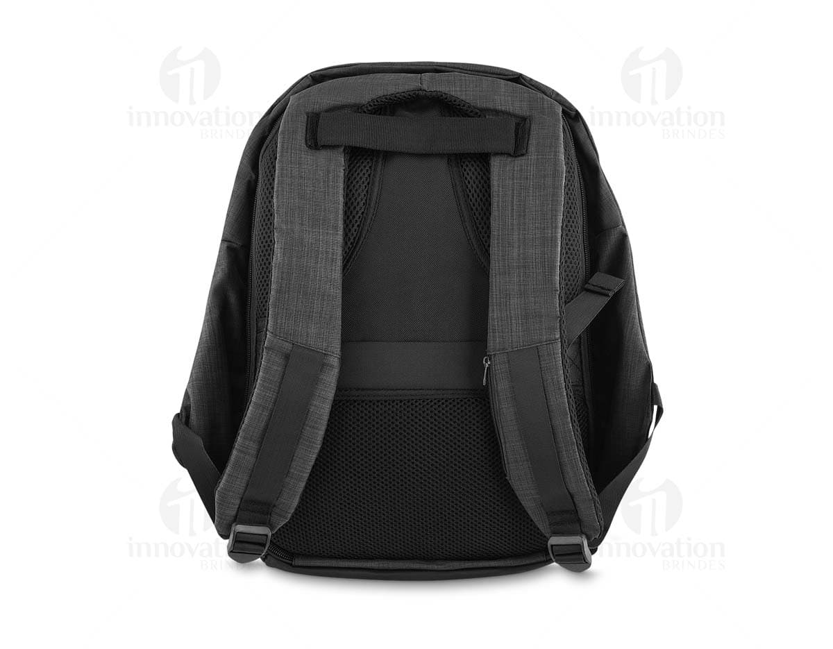 Mochila em poliéster de cor preta, com bolsos laterais e alças ajustáveis.