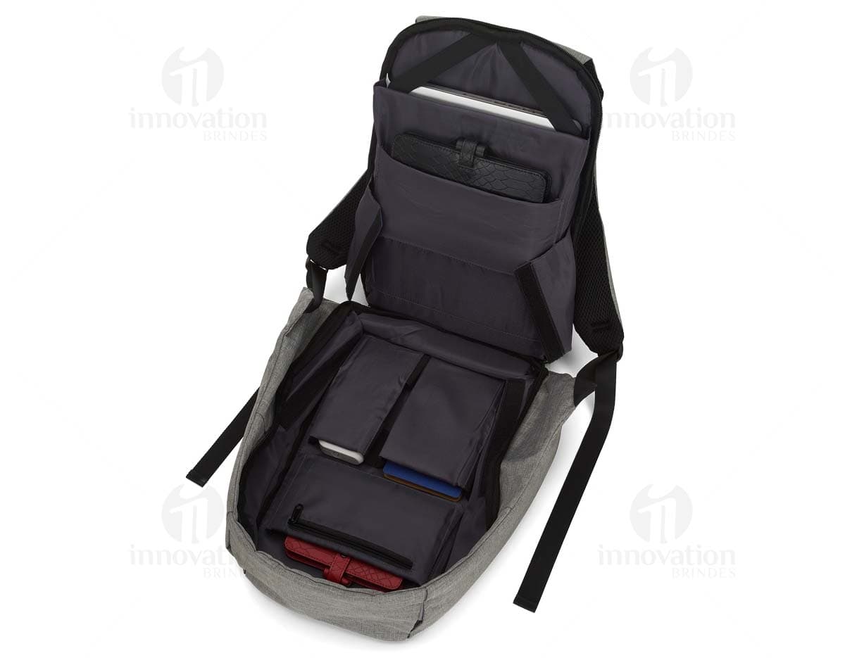 Mochila em poliéster de cor preta, com bolsos laterais e alças ajustáveis.