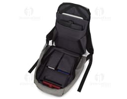 Mochila em poliéster de cor preta, com bolsos laterais e alças ajustáveis.