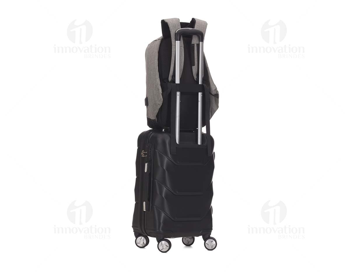 Mochila em poliéster de cor preta, com bolsos laterais e alças ajustáveis.