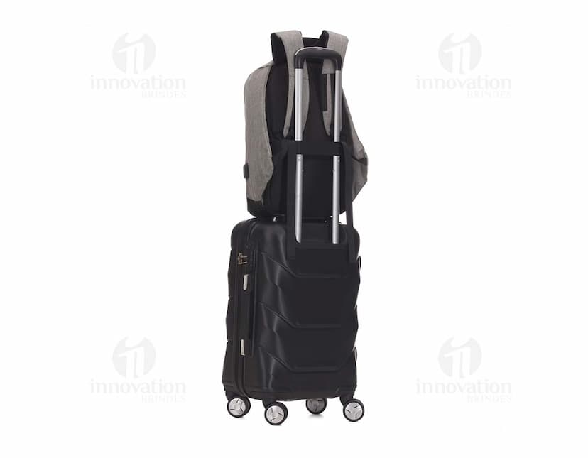 Mochila em poliéster de cor preta, com bolsos laterais e alças ajustáveis.