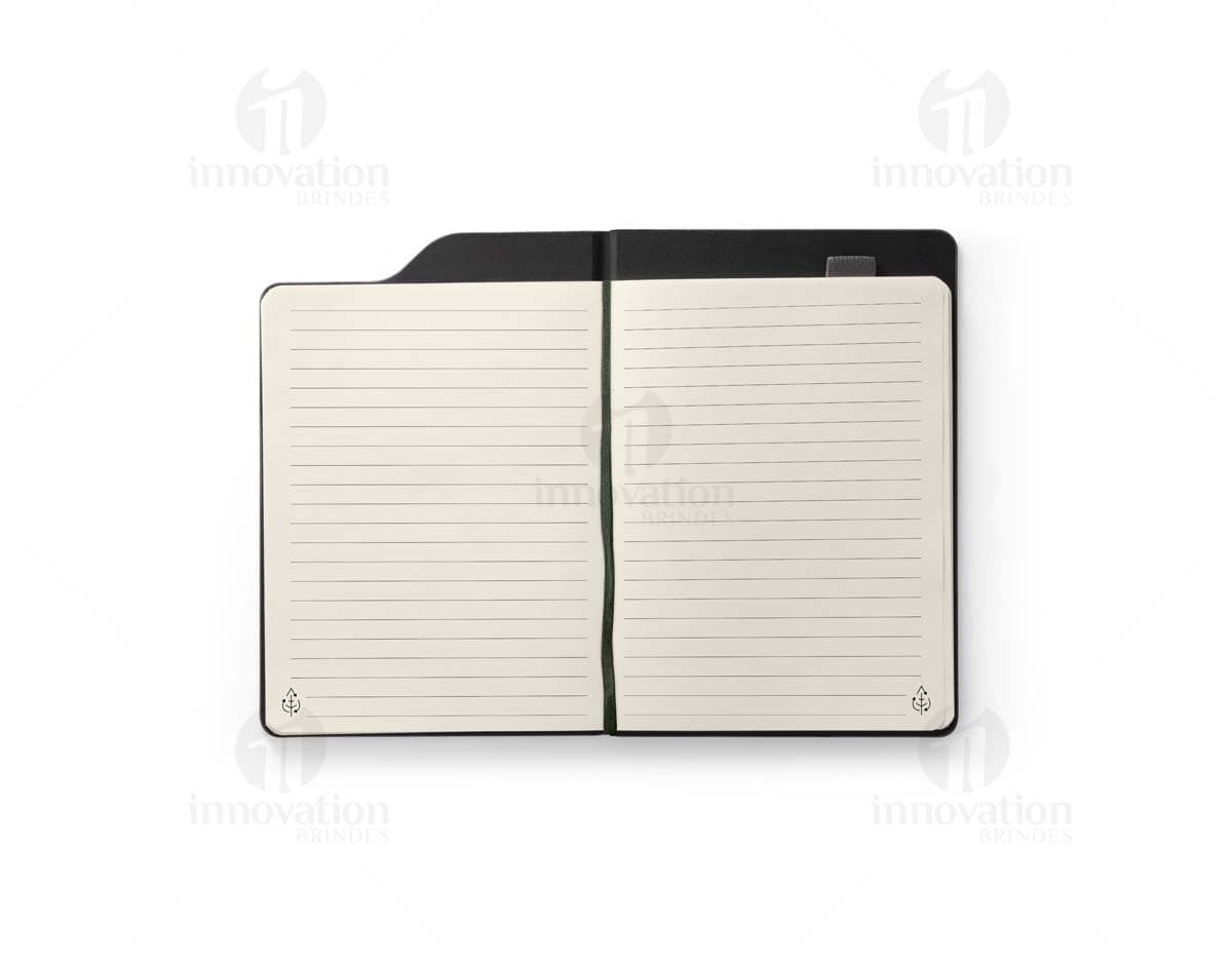 Caderno A5 - LOBATO, capa dura, cor azul com estampa de personagens infantis. Páginas pautadas e marcador de páginas.