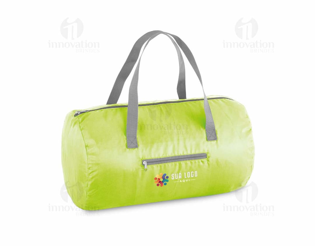 Sacola esportiva dobrável de cor preta, confeccionada em tecido resistente e com alças para facilitar o transporte. Ideal para atividades esportivas e práticas do dia a dia.