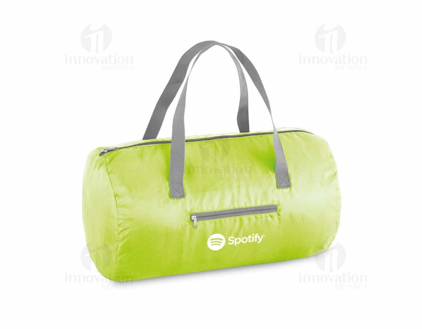 Sacola esportiva dobrável de cor preta, confeccionada em tecido resistente e com alças para facilitar o transporte. Ideal para atividades esportivas e práticas do dia a dia.