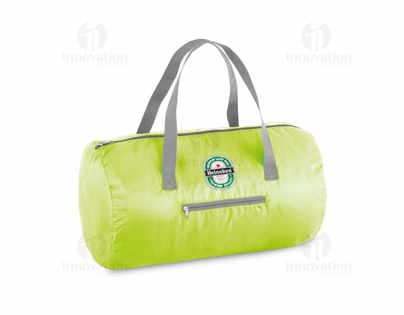 Sacola esportiva dobrável de cor preta, confeccionada em tecido resistente e com alças para facilitar o transporte. Ideal para atividades esportivas e práticas do dia a dia.