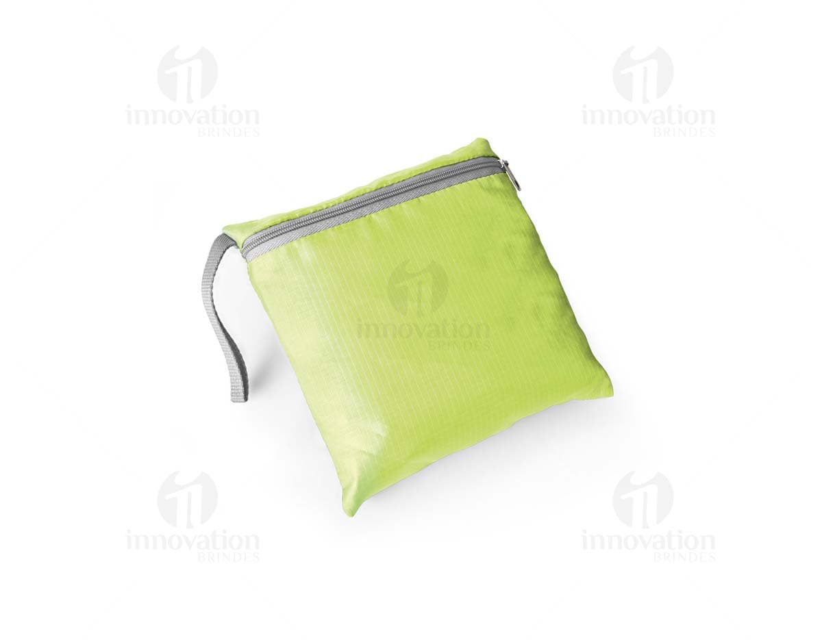 Sacola esportiva dobrável de cor preta, confeccionada em tecido resistente e com alças para facilitar o transporte. Ideal para atividades esportivas e práticas do dia a dia.