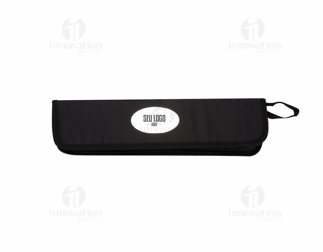 Kit churrasco composto por 3 peças: faca, garfo e pegador de carne em aço inoxidável, sobre fundo de madeira.
