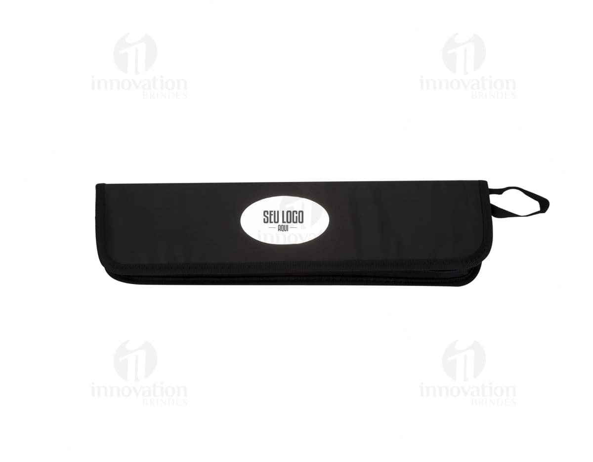 Kit churrasco composto por 3 peças: faca, garfo e pegador de carne em aço inoxidável, sobre fundo de madeira.
