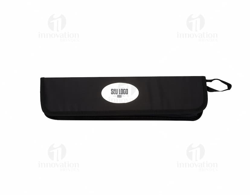 Kit churrasco composto por 3 peças: faca, garfo e pegador de carne em aço inoxidável, sobre fundo de madeira.