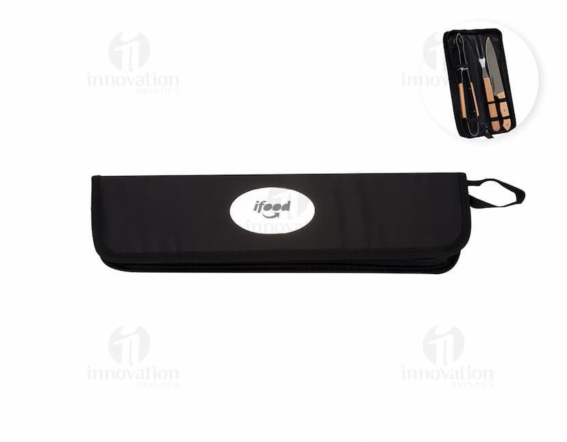 Kit churrasco composto por 3 peças: faca, garfo e pegador de carne em aço inoxidável, sobre fundo de madeira.