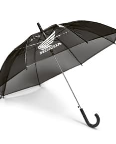 Guarda-chuva em POE na cor transparente com cabo preto, aberto em um ambiente iluminado.